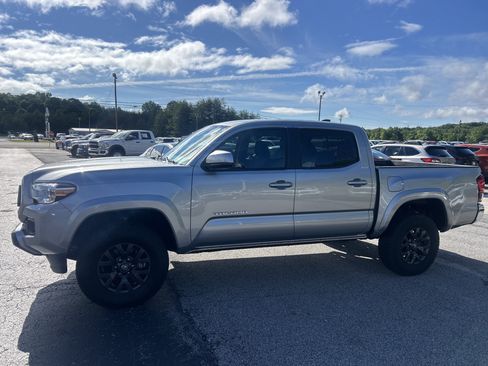 Used 2021 Toyota Tacoma SR5 RWD image 2