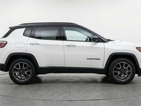 Used 2025 Jeep Compass Trailhawk AWD/4WD image 11