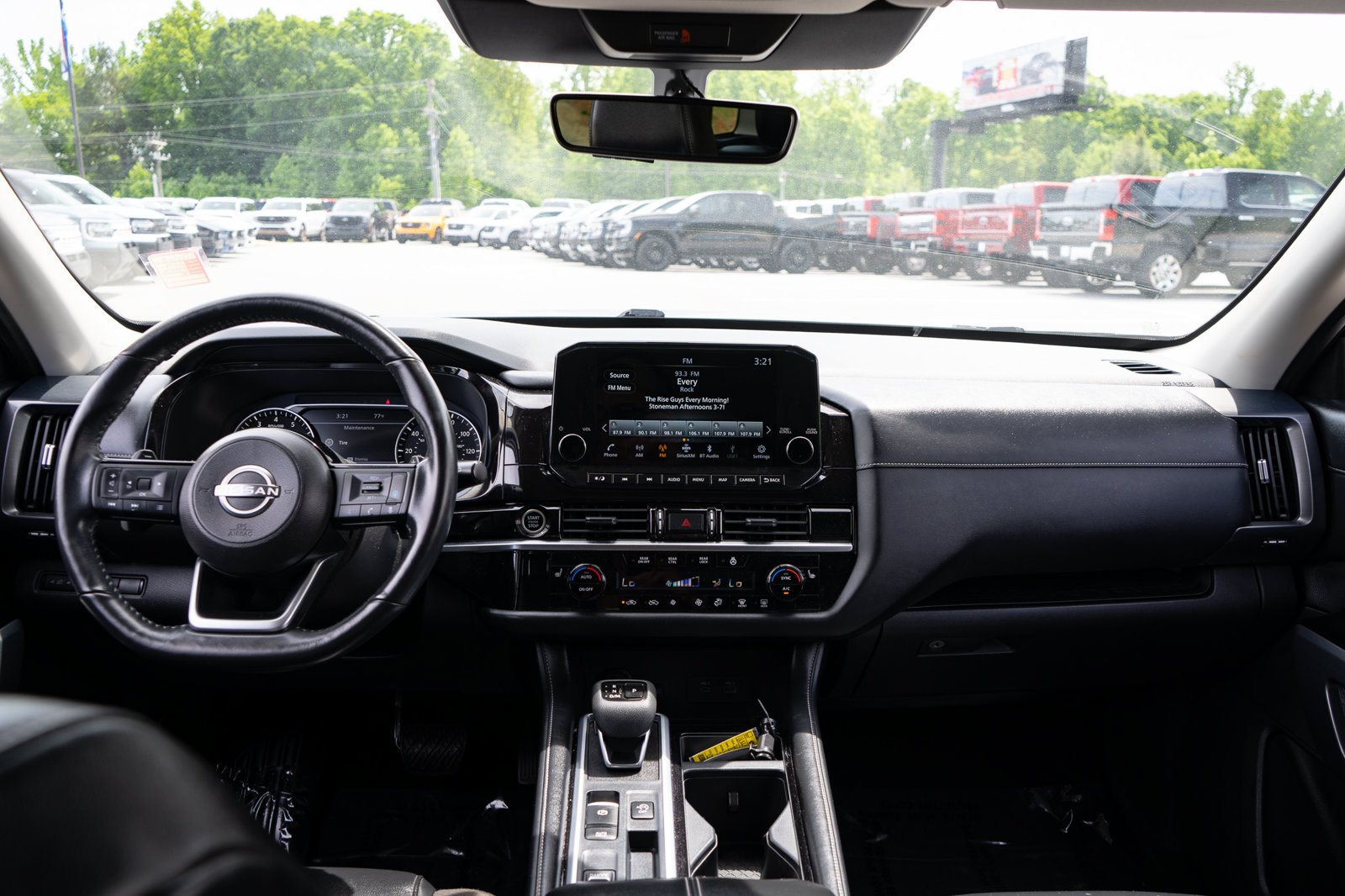 Used 2024 Nissan Pathfinder SL w/ Black Appearance Package FWD image 20