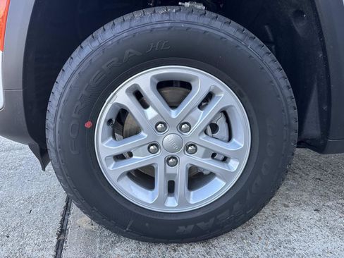 New 2025 Jeep Grand Cherokee Laredo image 3