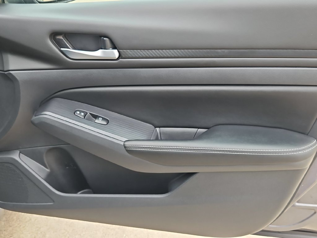 Used 2025 Nissan Altima 2.5 SV FWD image 33