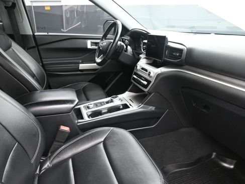 Used 2020 Ford Explorer XLT w/ Equipment Group 202A image 28