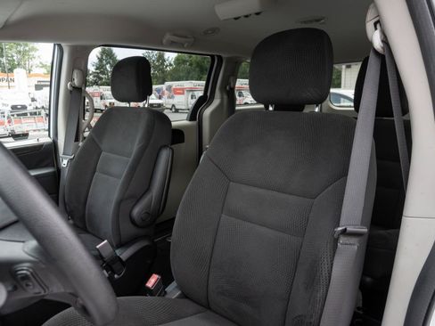 Used 2018 Dodge Grand Caravan SE w/ UConnect Hands-Free Group FWD image 20