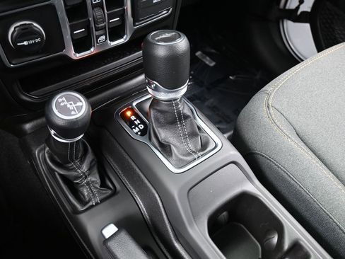 Used 2025 Jeep Gladiator Sport image 22