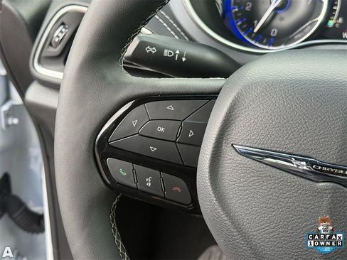 Certified 2025 Chrysler Pacifica Limited image 16