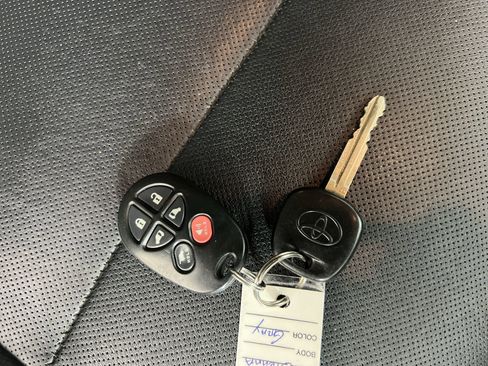 Used 2015 Toyota Sienna SE FWD image 37