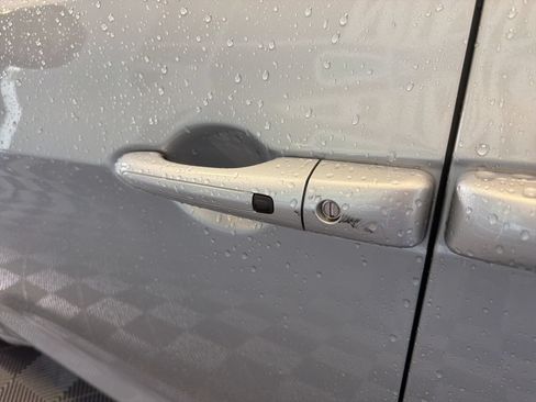 Used 2023 Chrysler Voyager LX FWD image 9