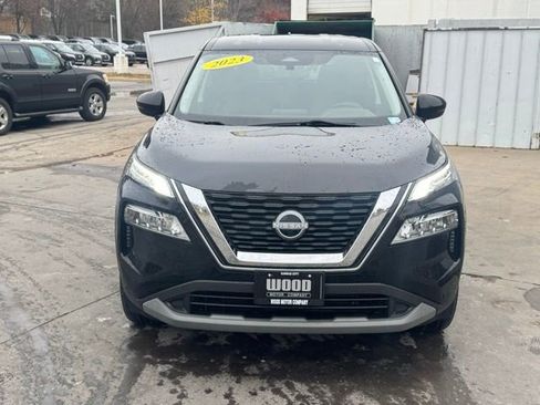 Used 2023 Nissan Rogue SV image 2