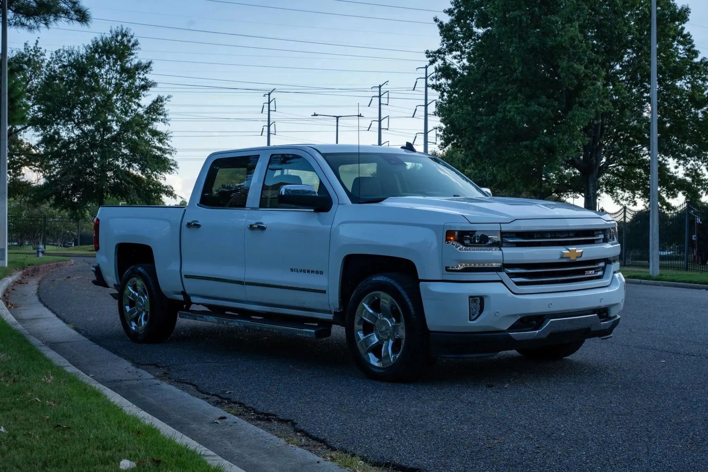 Used 2016 Chevrolet Silverado 1500 LTZ Z71 w/ LTZ Plus Package AWD/4WD image 4