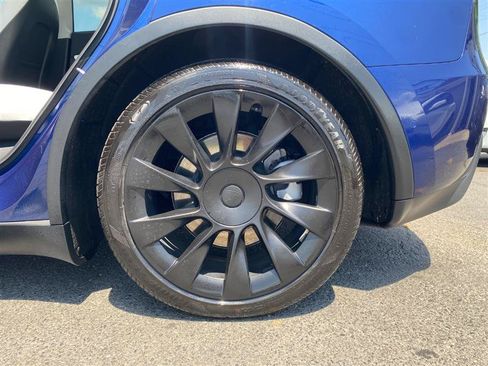Used 2024 Tesla Model Y Long Range AWD/4WD image 12