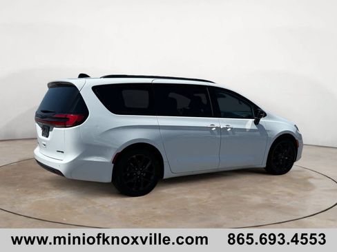 Used 2025 Chrysler Pacifica Limited FWD image 3