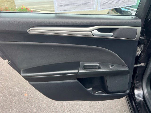 Used 2020 Ford Fusion SE FWD image 15