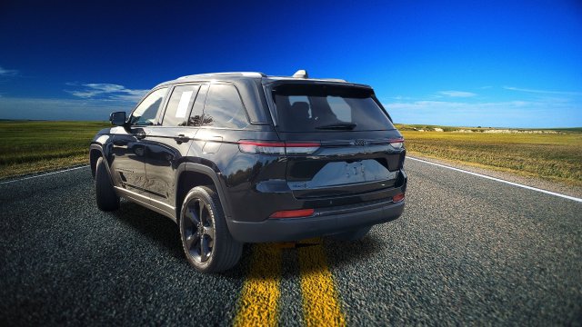 Certified 2024 Jeep Grand Cherokee Altitude AWD/4WD image 2