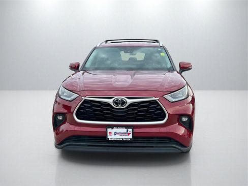 Used 2020 Toyota Highlander XLE image 2