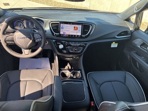 New 2026 Chrysler Pacifica Limited w/ Uconnect Theater Family Group image 14
