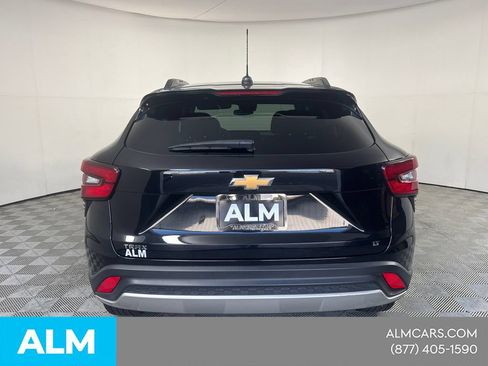 Used 2025 Chevrolet Trax LT FWD image 8