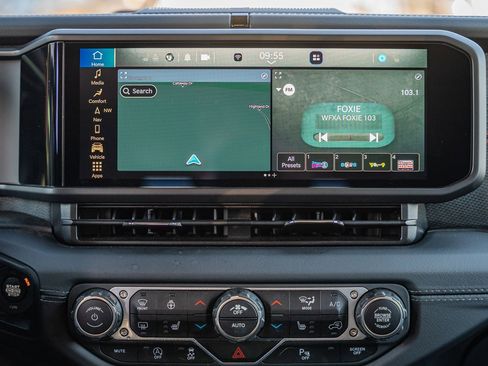 Used 2024 Jeep Wrangler Unlimited Rubicon w/ Technology Group image 36