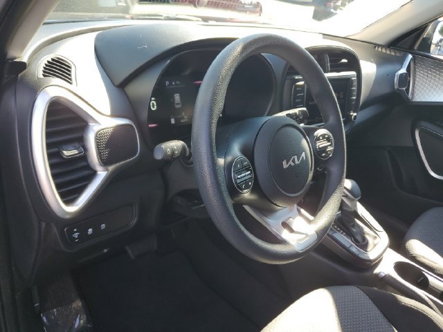 Used 2023 Kia Soul LX w/ LX Technology Package FWD image 17