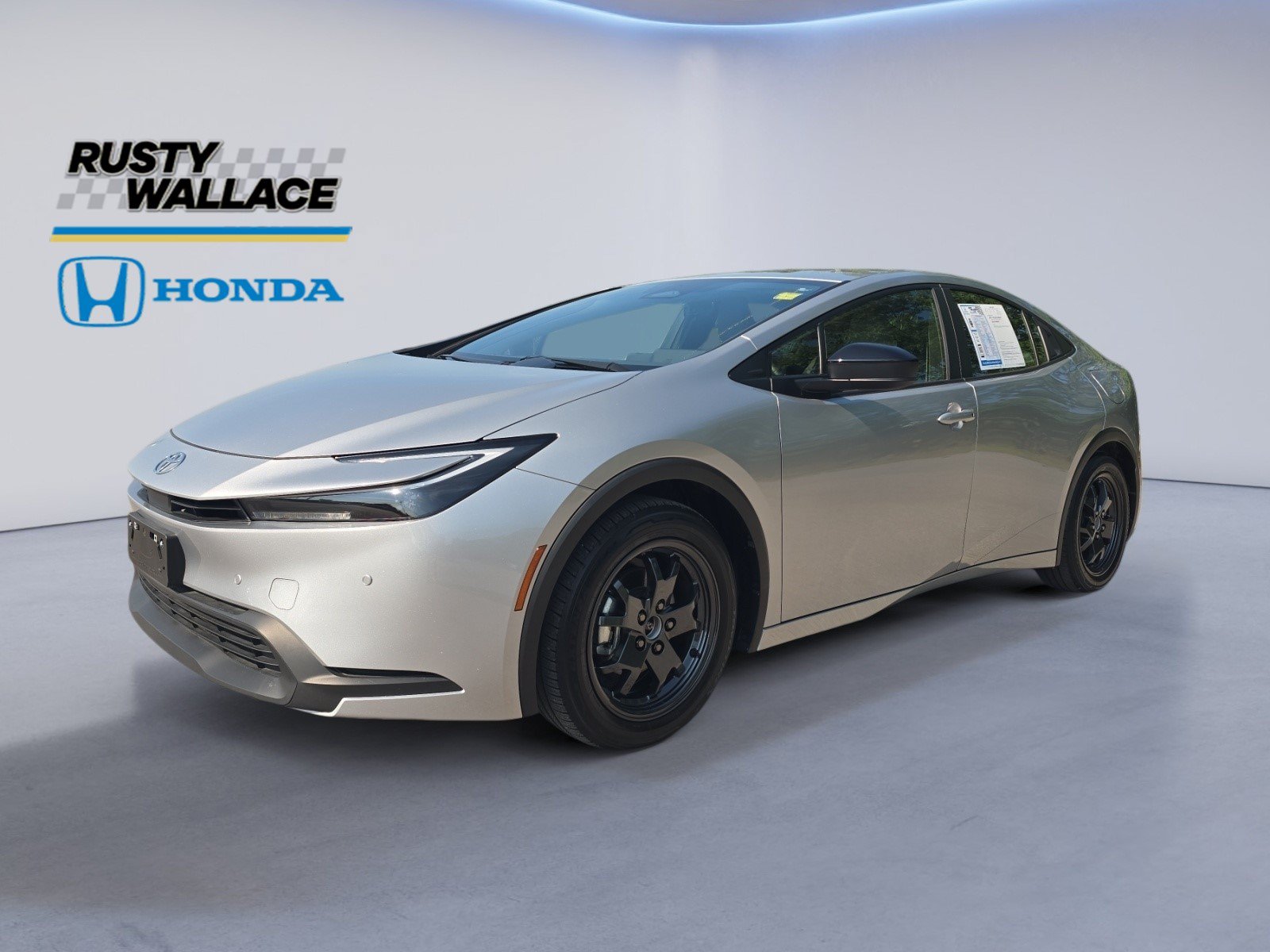 Used 2025 Toyota Prius LE FWD image 1