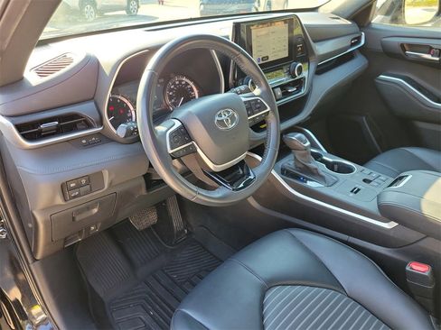 Used 2024 Toyota Highlander XSE image 16
