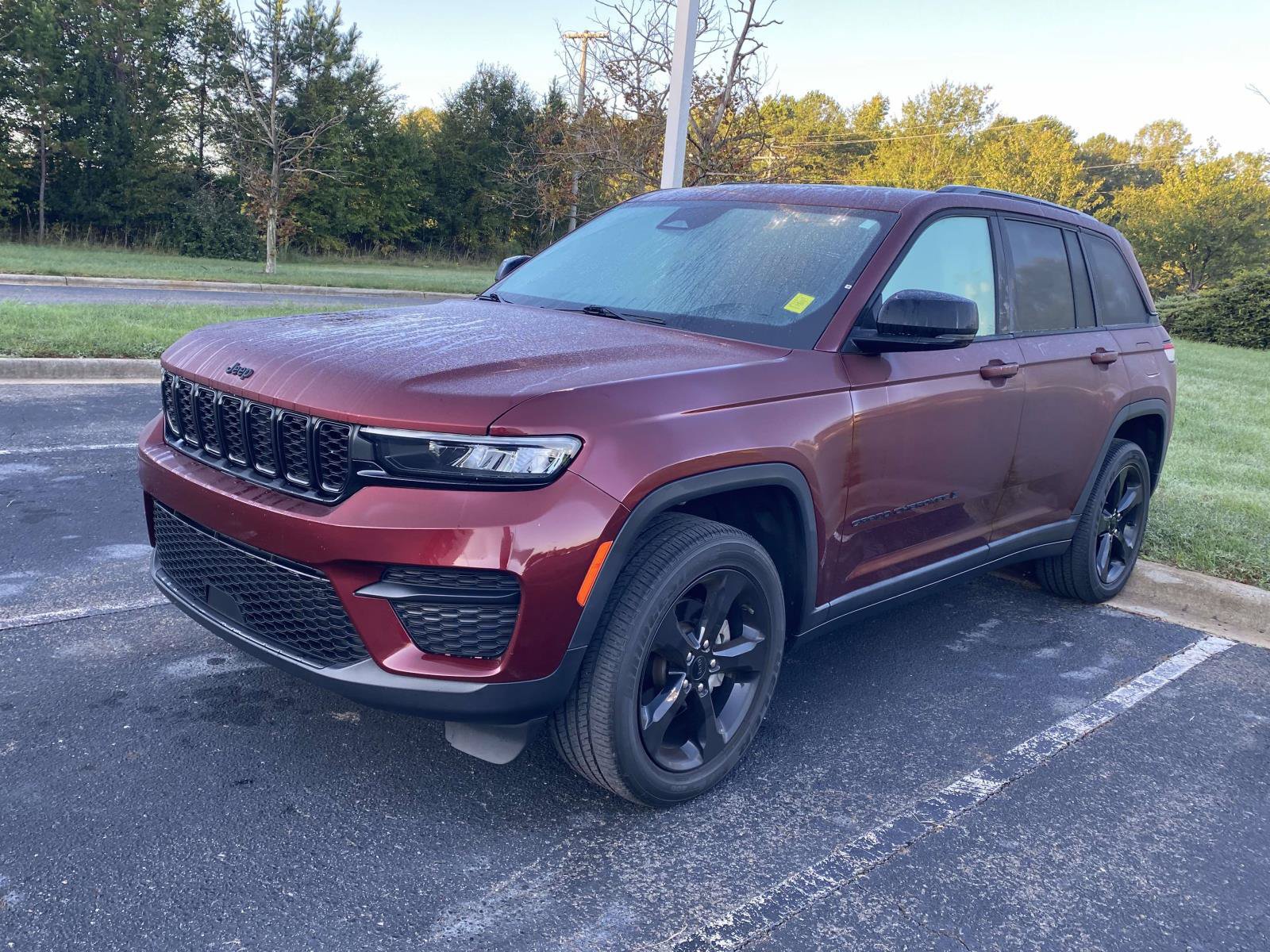 Used 2023 Jeep Grand Cherokee Altitude RWD image 3
