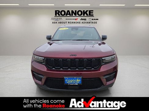 Used 2024 Jeep Grand Cherokee Altitude image 2