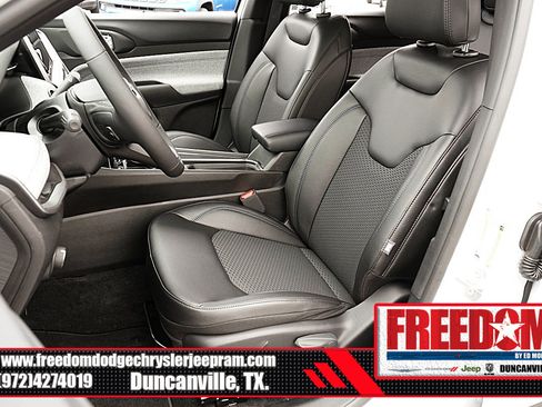 New 2025 Jeep Compass Latitude image 13