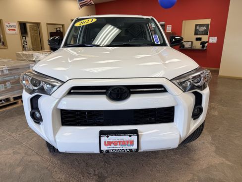 Certified 2024 Toyota 4Runner SR5 Premium w/ Moonroof Package AWD/4WD image 2