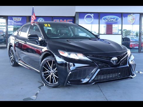 Used 2021 Toyota Camry SE FWD image 1