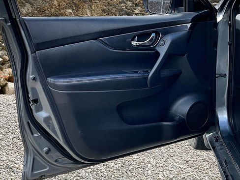 Used 2018 Nissan Rogue SV image 21