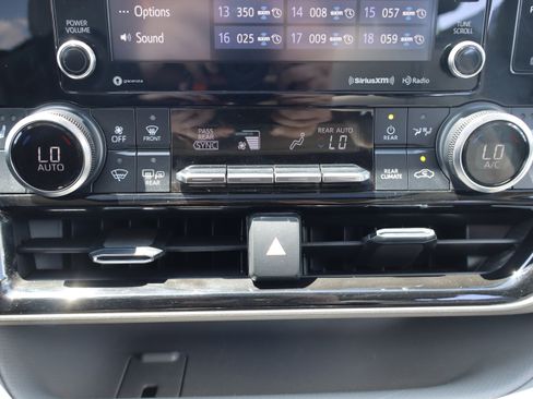 Used 2022 Toyota Highlander XLE AWD/4WD image 22