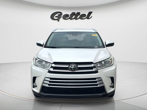 Used 2019 Toyota Highlander XLE FWD image 2
