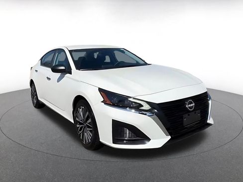Used 2025 Nissan Altima 2.5 SV FWD image 3