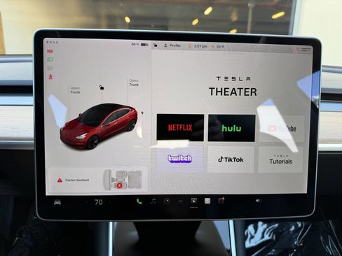 Used 2018 Tesla Model 3 Long Range image 17