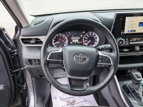 Used 2024 Toyota Highlander LE image 37