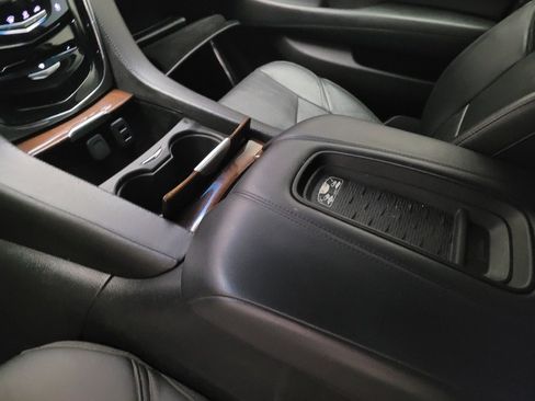 Used 2016 Cadillac Escalade Luxury AWD/4WD image 26