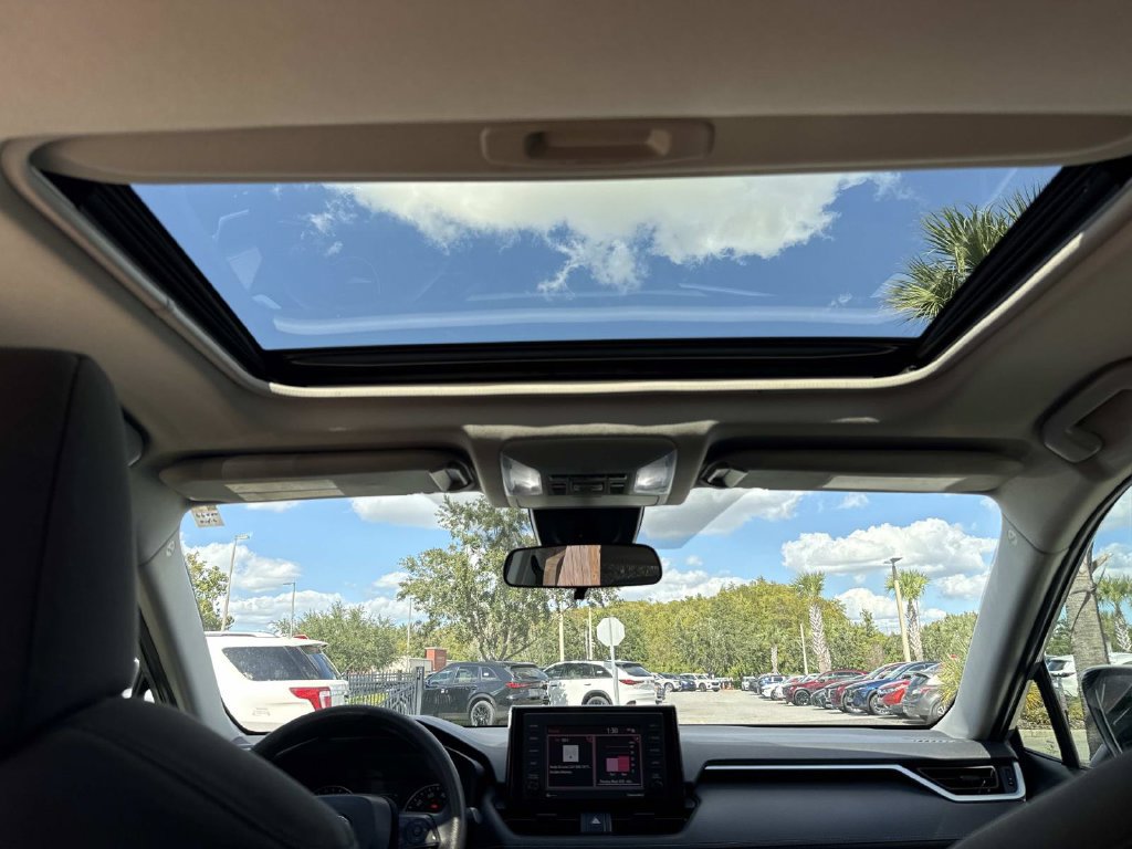 Used 2021 Toyota RAV4 XLE w/ Convenience Package FWD image 20