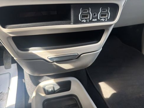 Used 2023 Chrysler Voyager LX FWD image 17