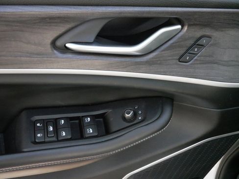 Used 2023 Jeep Grand Cherokee Limited w/ Black Appearance Package image 19