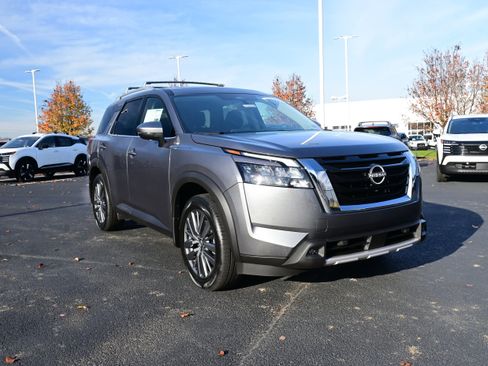 New 2025 Nissan Pathfinder SL w/ SL Premium Package image 2