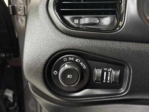 Used 2020 Jeep Renegade Altitude FWD image 11