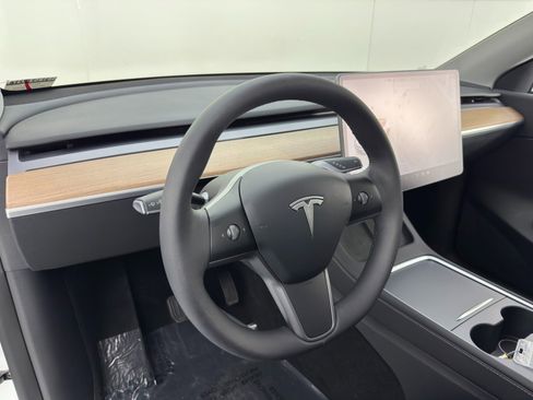 Used 2022 Tesla Model Y Long Range image 14