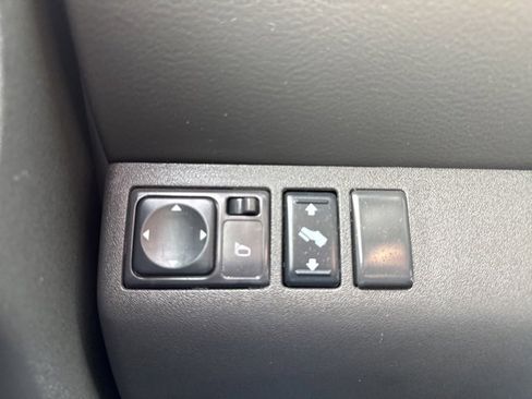 Used 2011 Nissan Pathfinder SV image 28