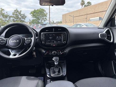 Used 2025 Kia Soul LX w/ LX Technology Package FWD image 31