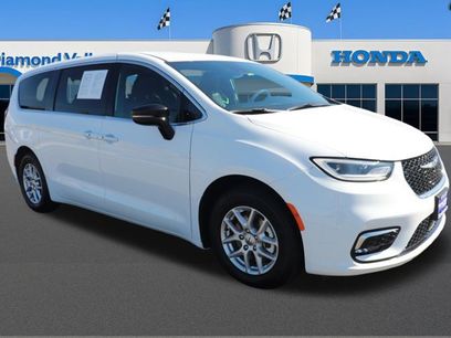Used 2025 Chrysler Pacifica Select