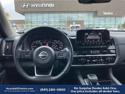 Used 2024 Nissan Pathfinder SL FWD image 3