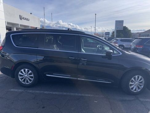 Used 2017 Chrysler Pacifica Touring-L image 2