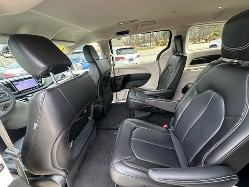 Used 2023 Chrysler Pacifica Touring-L FWD image 31