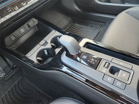 Used 2025 Toyota Prius XLE image 17