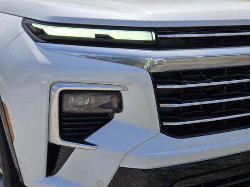 Used 2025 Chevrolet Traverse High Country AWD/4WD image 3